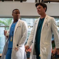 Jessie Usher y Jack Bannon en 1x08 'El retiro' de 'Pulso'