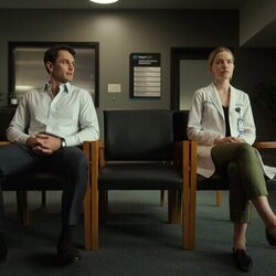 Willa Fitzgerald y Colin Woodell en 'El retiro' de 'Pulse'