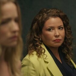 Justina Machado y Willa Fitzgerald en Capítulo 8 titulado 'El retiro' de 'Pulso'