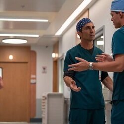Nestor Carbonell y Jack Bannon en 'El último turno' de 'Pulse'