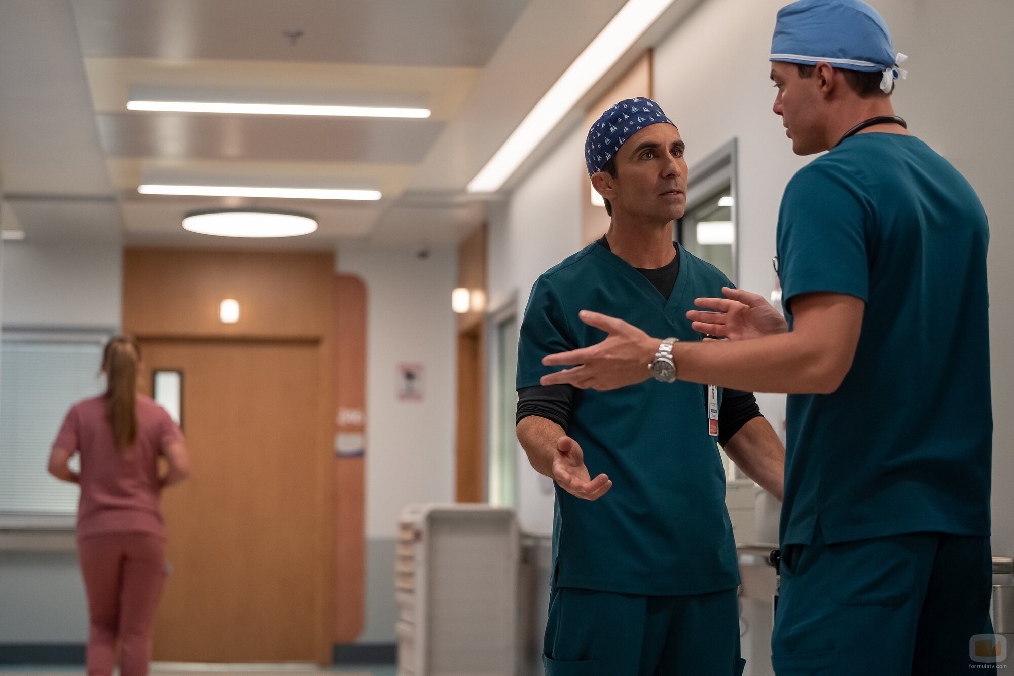 Nestor Carbonell y Jack Bannon en 'El último turno' de 'Pulse'