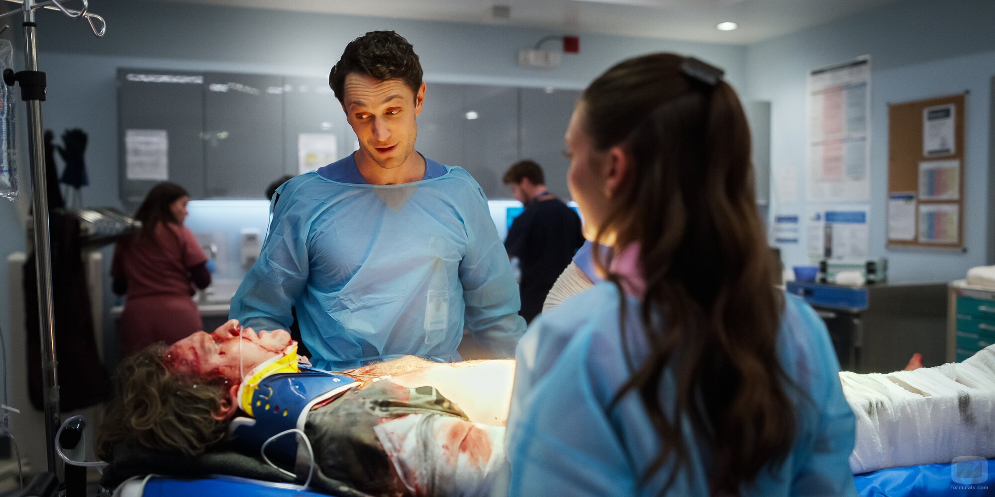 Colin Woodell y Daniela Nieves en la temporada 1 y el capítulo 09 de 'Pulso'