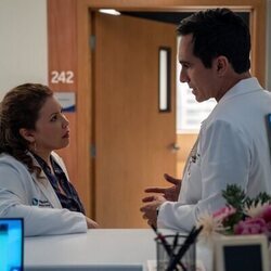 Justina Machado y Nestor Carbonell en Capítulo 9 titulado 'El último turno' de 'Pulso'