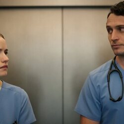 Willa Fitzgerald y Colin Woodell en 1x09 'El último turno' de 'Pulso'