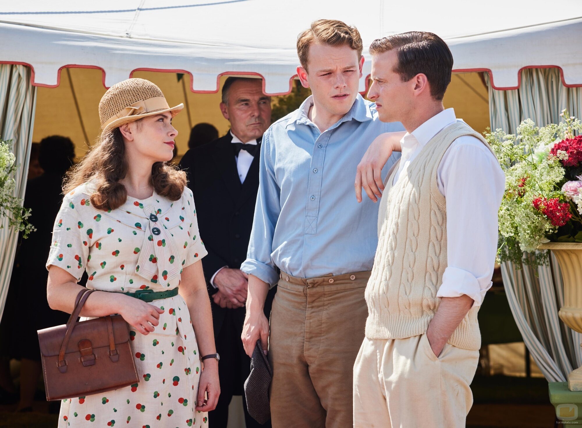 Nicholas Ralph y Rachel Shenton en 'El último hombre' de 'All Creatures Great & Small'