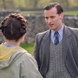 Nicholas Ralph y Rachel Shenton en la temporada 2 y el capítulo 01 de 'Todas las criaturas grandes y pequeñas'