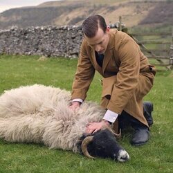 Nicholas Ralph en el 2x01 de 'Todas las criaturas grandes y pequeñas'