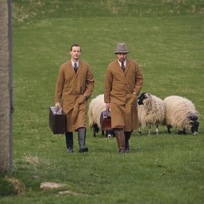 Samuel West y Nicholas Ralph en la temporada 2 y el capítulo 01 de 'Todas las criaturas grandes y pequeñas'
