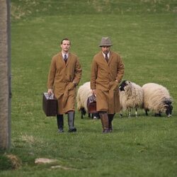 Samuel West y Nicholas Ralph en la temporada 2 y el capítulo 01 de 'Todas las criaturas grandes y pequeñas'