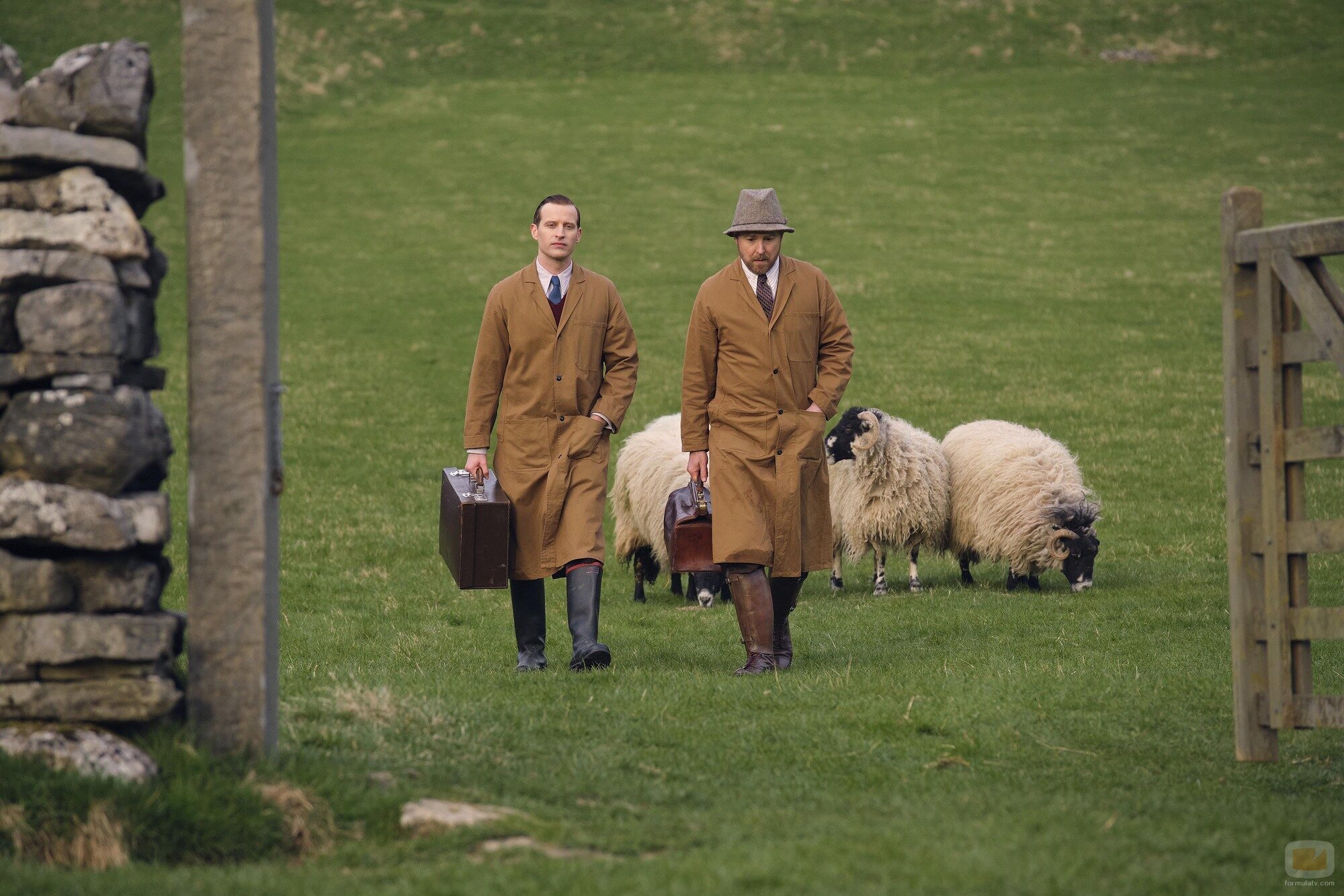 Samuel West y Nicholas Ralph en la temporada 2 y el capítulo 01 de 'Todas las criaturas grandes y pequeñas'