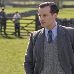 Nicholas Ralph en 2x01 'Donde está el corazón' de 'Todas las criaturas grandes y pequeñas'