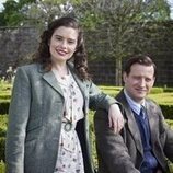 Nicholas Ralph y Rachel Shenton en 'La mano derecha' de 'Todas las criaturas grandes y pequeñas'