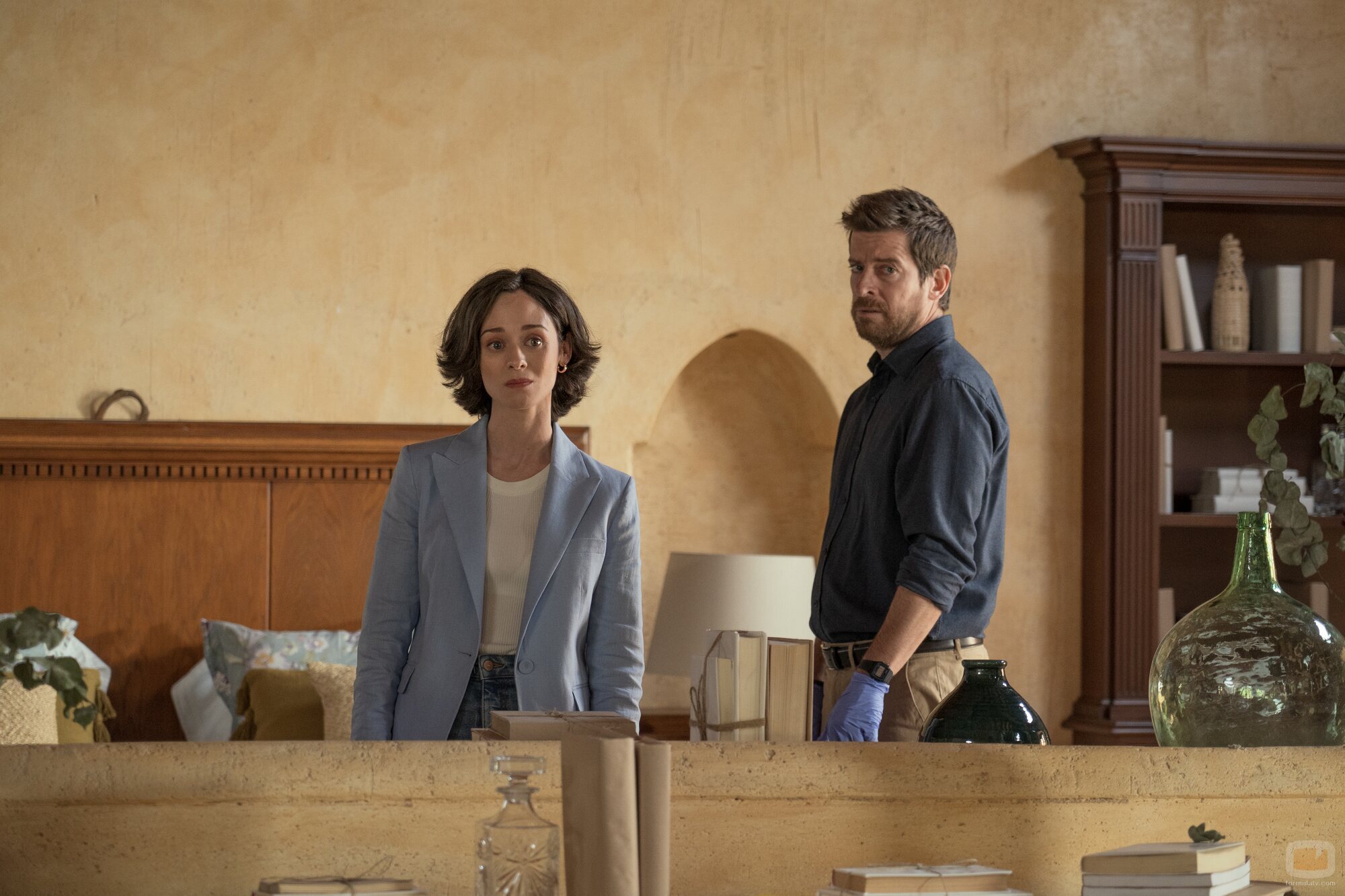 Manuel Baqueiro y Elena Rivera en la temporada 1 y el capítulo 03 de 'Perdiendo el juicio'