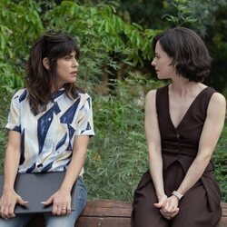 Elena Rivera y María León en 1x03 'Capítulo 3' de 'Perdiendo el juicio'