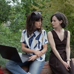 Still de Elena Rivera y María León en 1x03 'Capítulo 3' de 'Perdiendo el juicio'