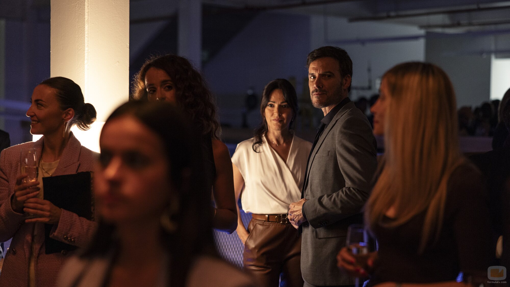Verónica Sánchez y Daniel Grao en la temporada 1 y el capítulo 02 de 'Ángela'