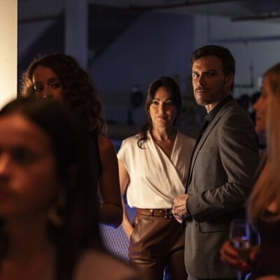 Verónica Sánchez y Daniel Grao en la temporada 1 y el capítulo 02 de 'Ángela'