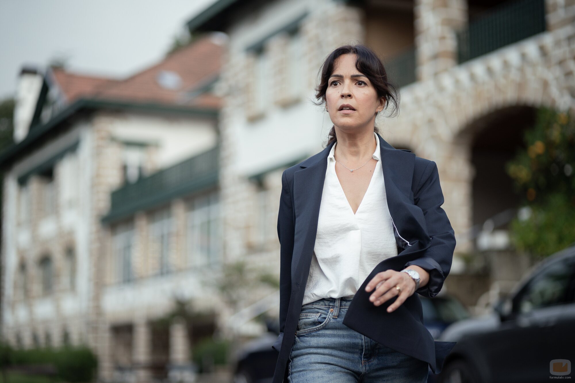 Still de Verónica Sánchez en la temporada 1 y el capítulo 02 de 'Ángela'