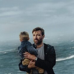 James McArdle en 1x01 titulado 'Capítulo 1' de 'Dos familias'