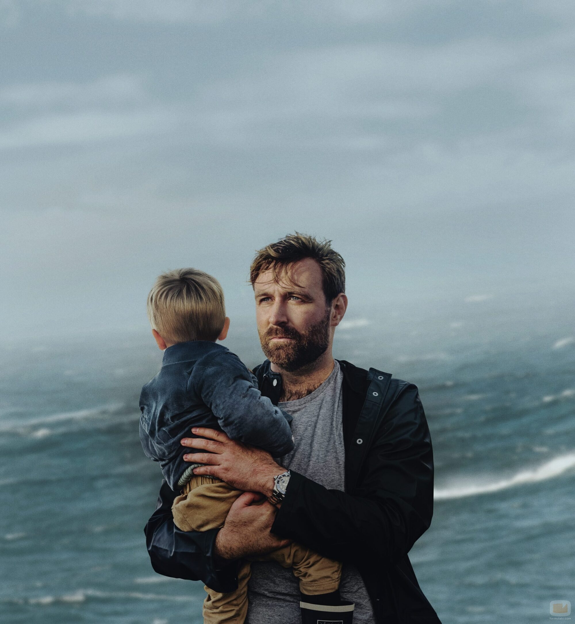 James McArdle en 1x01 titulado 'Capítulo 1' de 'Dos familias'