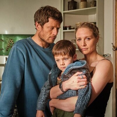 James Norton y Niamh Algar en la temporada 1 y el capítulo 01 de 'Dos familias'