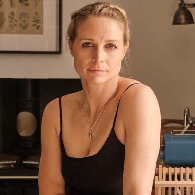 Niamh Algar en 1x02 titulado 'Capítulo 2' de 'Dos familias'