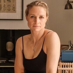 Niamh Algar en 1x02 titulado 'Capítulo 2' de 'Dos familias'