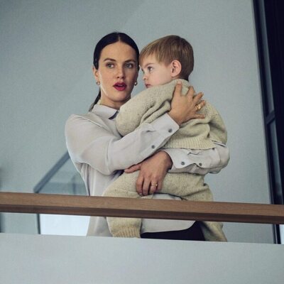 Jessica Brown Findlay en Capítulo 3 titulado 'Capítulo 3' de 'Dos familias'