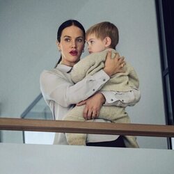 Jessica Brown Findlay en Capítulo 3 titulado 'Capítulo 3' de 'Dos familias'