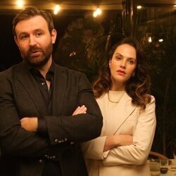 Jessica Brown Findlay y James McArdle en el 1x03 de 'Dos familias'