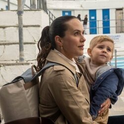 Jessica Brown Findlay en 1x02 titulado 'Capítulo 2' de 'Dos familias'