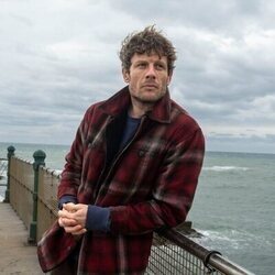 Escena de James Norton en 'Capítulo 1' de 'Dos familias'