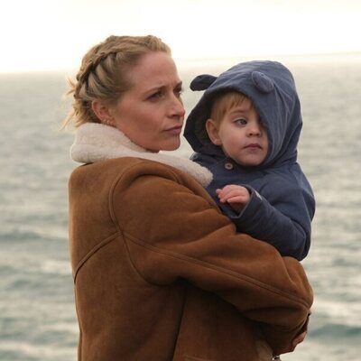 Niamh Algar en Capítulo 2 titulado 'Capítulo 2' de 'Dos familias'