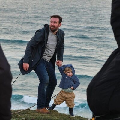 James McArdle en 1x02 titulado 'Capítulo 2' de 'Dos familias'