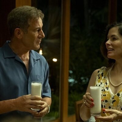 Jason Isaacs y Parker Posey en 'Amor Fati' de 'The White Lotus'