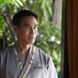 Dom Hetrakul en el 3x08 de 'The White Lotus'