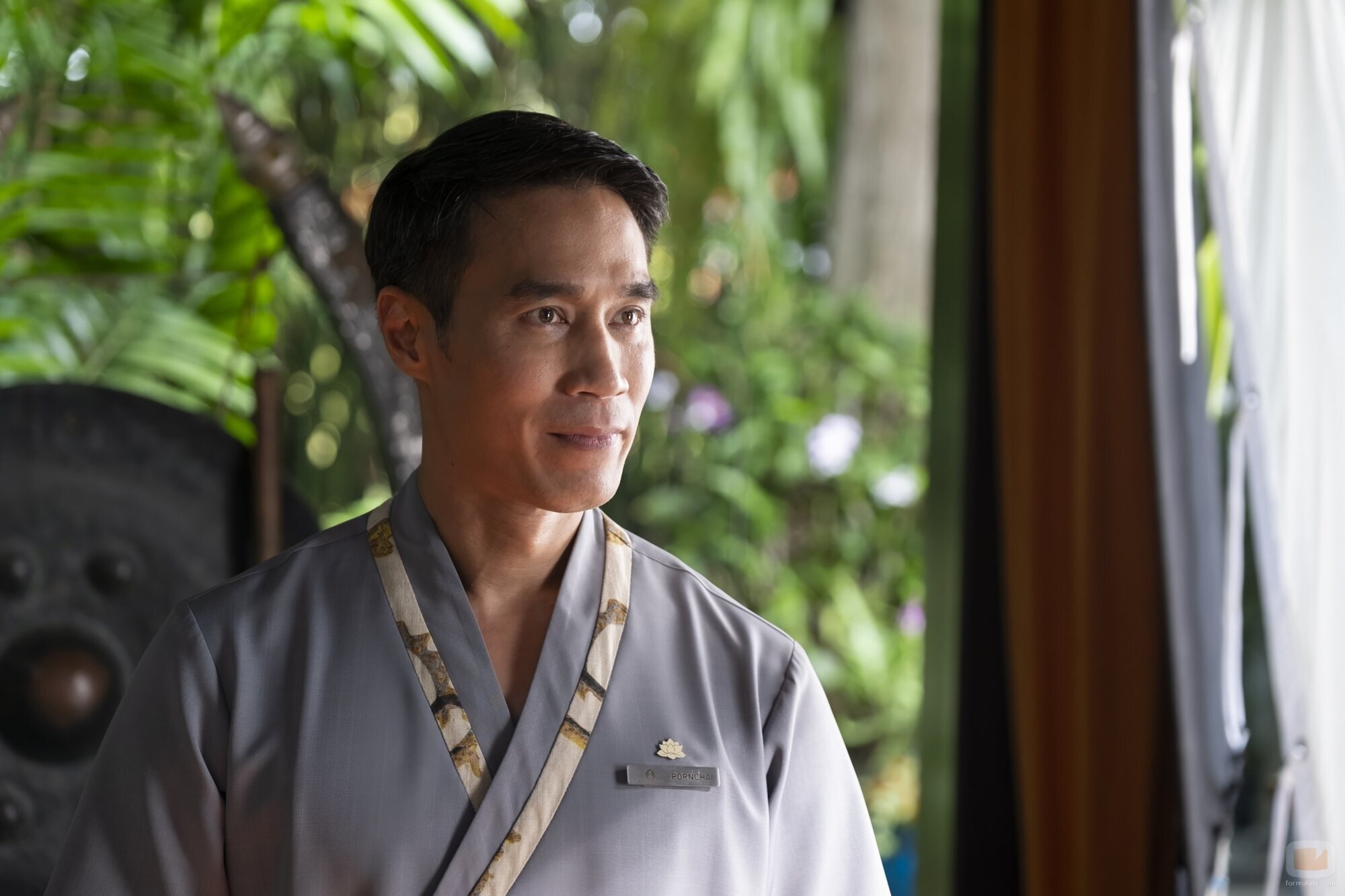 Dom Hetrakul en el 3x08 de 'The White Lotus'