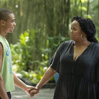 Natasha Rothwell y Nicholas Duvernay en 'Amor Fati' de 'The White Lotus'