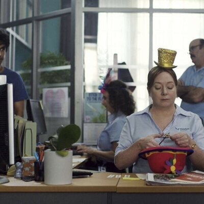 Rudi Dharmalingam y Mandy McElhinney en Capítulo 5 titulado 'Episodio 5' de 'Wakefield'