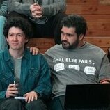 Maximilian Mundt y Danilo Kamperidis en Capítulo 2 titulado 'Eso no pasa en mi máquina' de 'Cómo vender drogas online (a toda pastilla)'