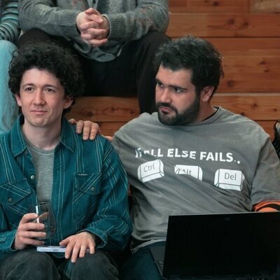 Maximilian Mundt y Danilo Kamperidis en Capítulo 2 titulado 'Eso no pasa en mi máquina' de 'Cómo vender drogas online (a toda pastilla)'