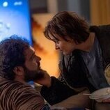 Lena Urzendowsky y Danilo Kamperidis en 4x02 titulado 'Eso no pasa en mi máquina' de 'Cómo vender drogas online (a toda pastilla)'