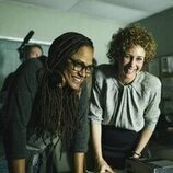 Vera Farmiga y Ava DuVernay en el 1x01 de 'When They See Us'