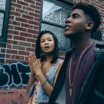 Jharrel Jerome y Storm Reid en el 1x01 de 'Así nos ven'