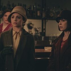 Verónica Sánchez y Raquel Querol en 1x04 titulado 'La desaparición de Pelayo' de 'La Favorita 1922'