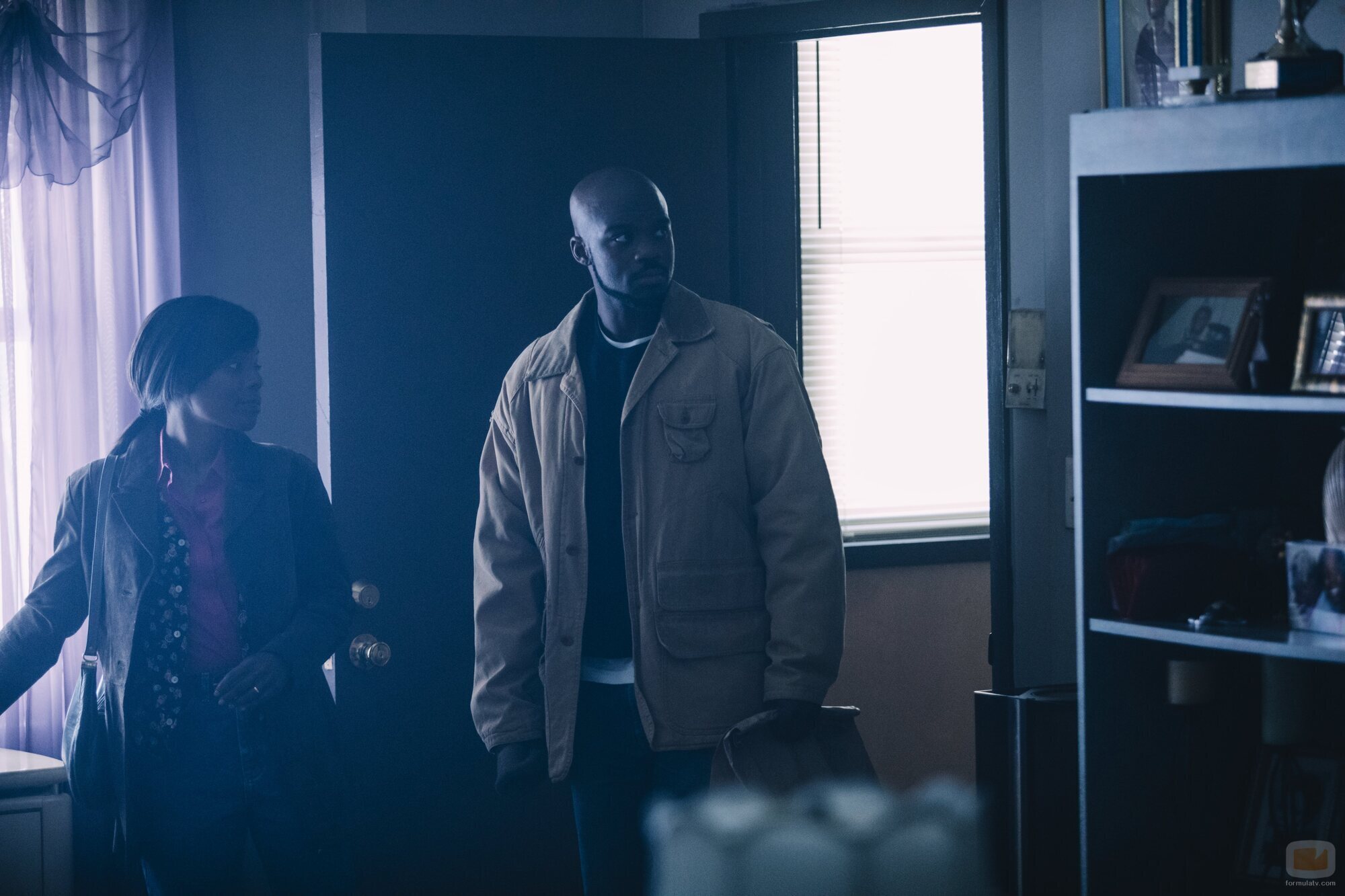 Jovan Adepo y Marsha Stephanie Blake en el 1x03 de 'Así nos ven'