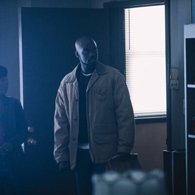 Jovan Adepo y Marsha Stephanie Blake en el 1x03 de 'Así nos ven'