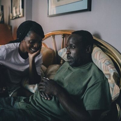 Michael K. Williams y Marsha Stephanie Blake en la temporada 1 y el capítulo 03 de 'Así nos ven'