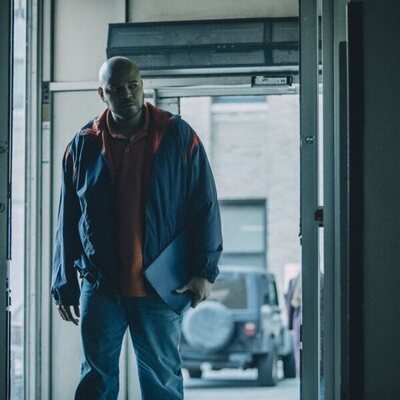 Justin Cunningham en 1x03 titulado '3ª parte' de 'Así nos ven'