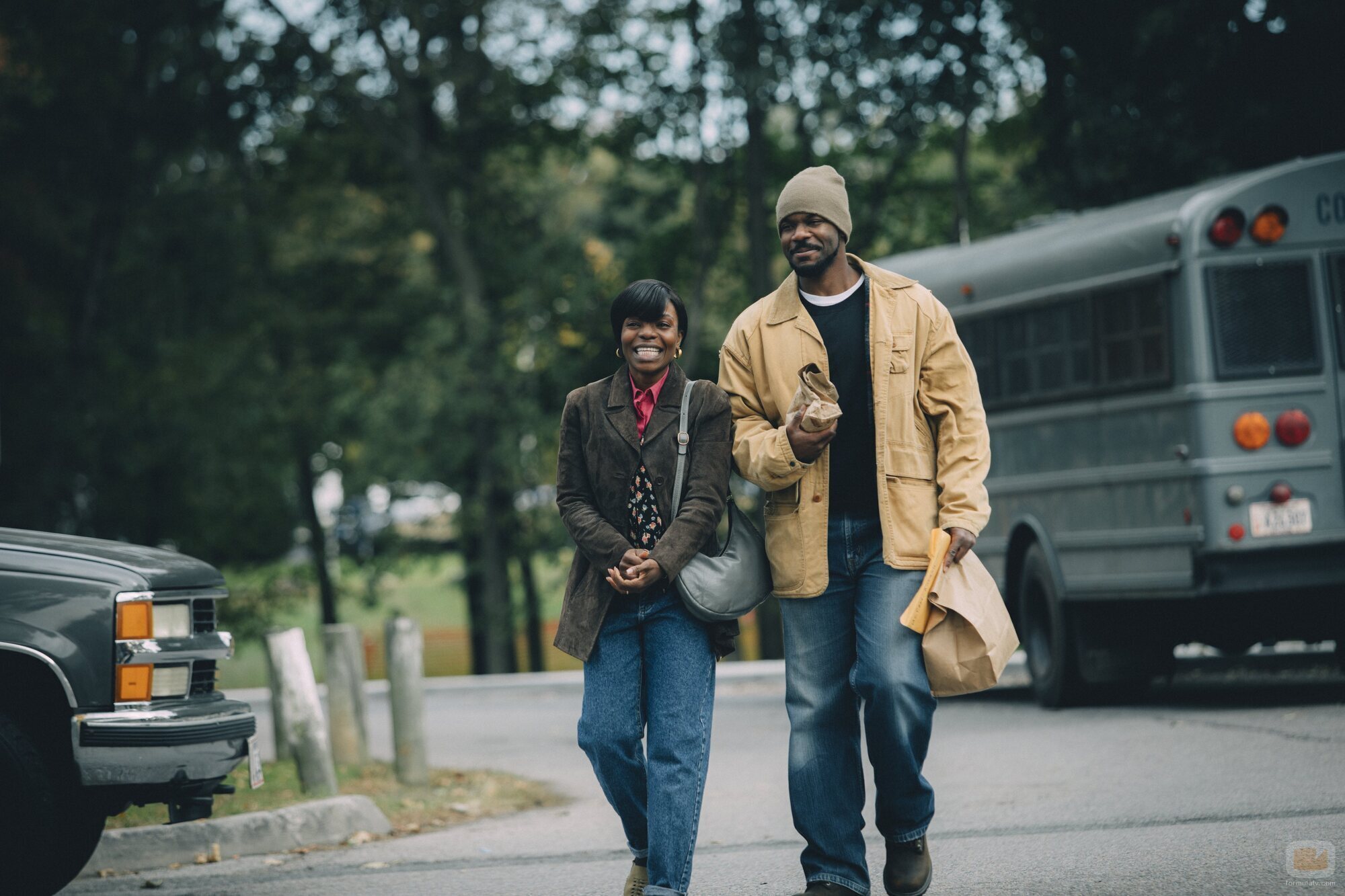 Foto de Jovan Adepo y Marsha Stephanie Blake en el 1x03 de 'Así nos ven'